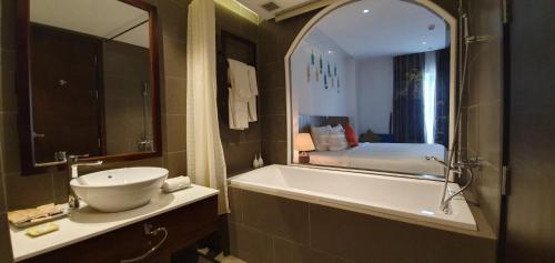 Phòng tắm tại Santori Hotel Da Nang Bay
