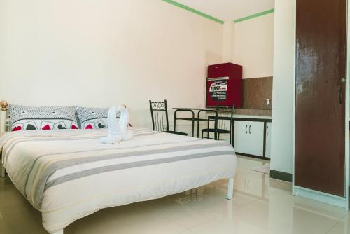 Il comprend une chambre avec un grand lit et une cuisine. dans l'établissement Diane Sunshine Villa, à Panglao