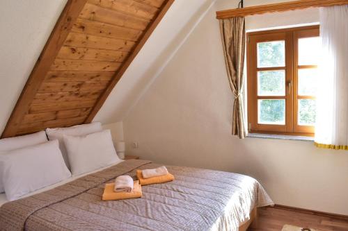 Un pat sau paturi într-o cameră la House Boro