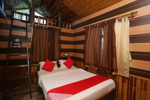 Llit o llits en una habitació de Samriddhi Banquet Garden & Resorts