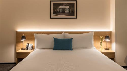 Postel nebo postele na pokoji v ubytování Oaks Wellington Hotel