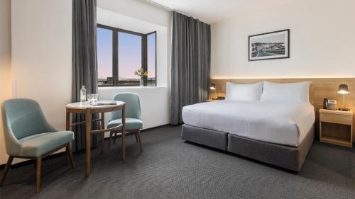 Postel nebo postele na pokoji v ubytování Oaks Wellington Hotel