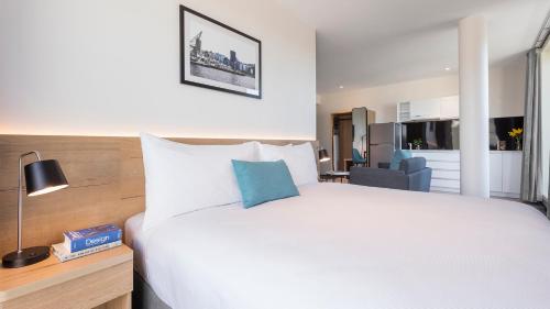 Postel nebo postele na pokoji v ubytování Oaks Wellington Hotel