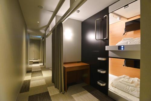 札幌市にあるガーデンズキャビンの廊下、ベッド2台が備わる客室です。