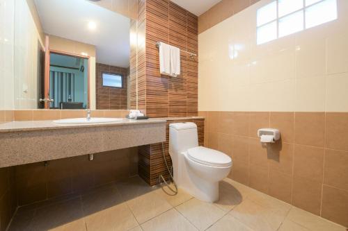 Koupelna v ubytování The Route Sriracha Hotel And Residence