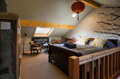 1 dormitorio con 1 cama grande en una habitación en Wimpenny Place, en Holmfirth