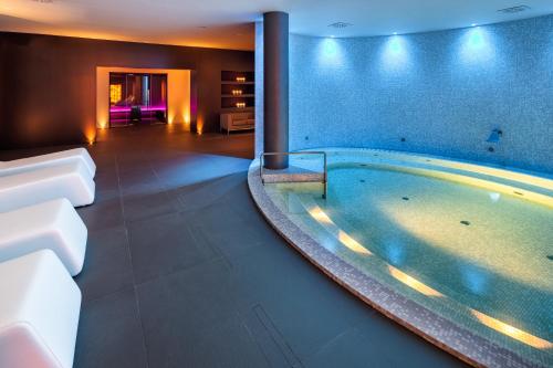 a bathroom with a large tub in a room at GHV Hotel in Vicenza