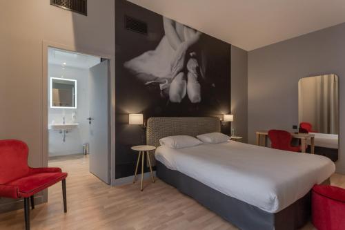 a bedroom with a bed and a painting on the wall at Ibis Styles Toulouse Capitole in Toulouse
