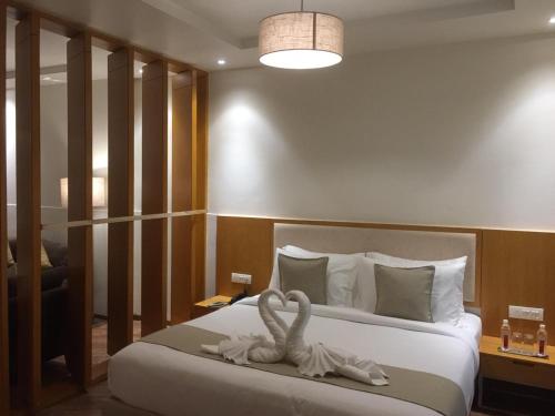 Una cama o camas en una habitación de The Fern Residency, Morbi