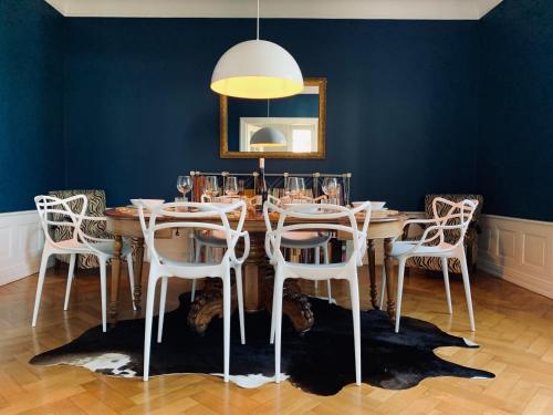 a dining room with a table with chairs and a mirror at Gasp’art in Colmar
