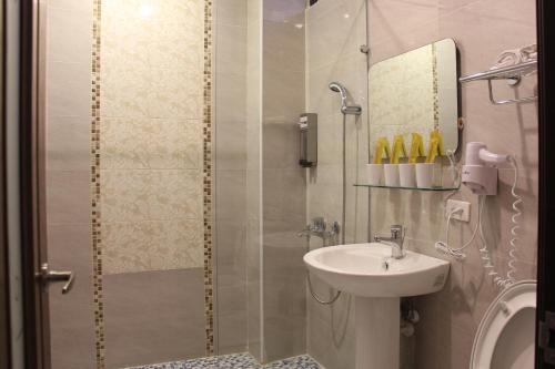 Un baño de 小小鋼琴家民宿&文創旁地點讚市中心