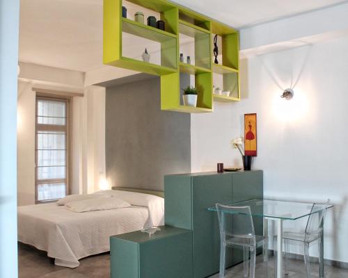 een slaapkamer met een bed en een glazen tafel bij CA'35 in Turijn