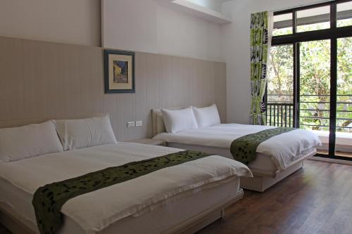 Una cama o camas en una habitación de 小小鋼琴家民宿&文創旁地點讚市中心