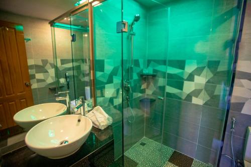 W łazience znajduje się umywalka i przeszklony prysznic. w obiekcie Prestige Residences at Golden Valley by Grand United Hospitality w mieście Rangun
