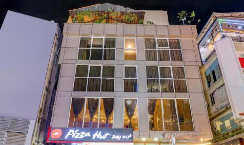 バンガロールにあるTreebo Trend Terminus Koramangala 5th Blockの窓が多い高層ビル