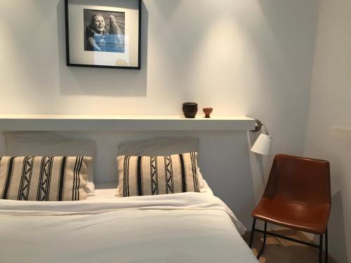 - une chambre avec un lit et une photo sur le mur dans l'établissement Le Plein Ciel, à Knokke-Heist