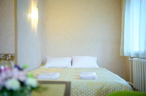 ZheleznogorskにあるКвартира в центреのベッドルーム1室(ベッド1台、タオル2枚付)