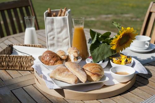 un vassoio di pane e altri alimenti su un tavolo di Agriturismo Casale Le Selvette a Ripa
