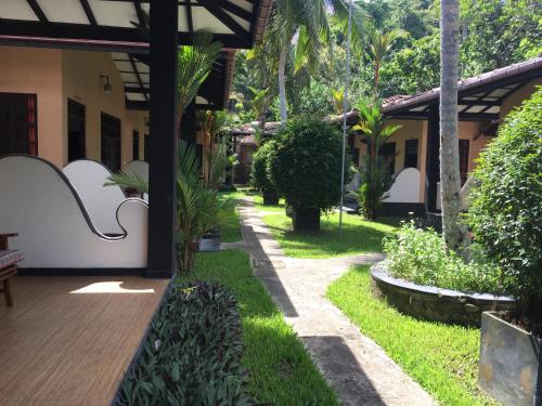 Un jardín fuera de Hotel Flower Garden