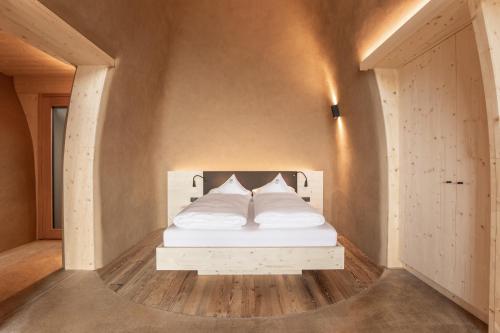 Una cama o camas en una habitación de Dietrichhof a bsunders Platzl