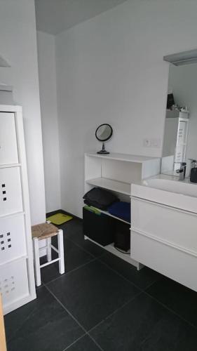 - une cuisine blanche avec un évier et un tabouret dans l'établissement TY SAM BELLE MAISON MODERNE 8 à 10 personnes - PROCHE plages et commerces, à Trébeurden