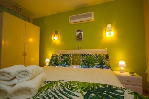 - une chambre avec un lit et des serviettes dans l'établissement Anasia Villa by AgroHolidays, à Akrounta