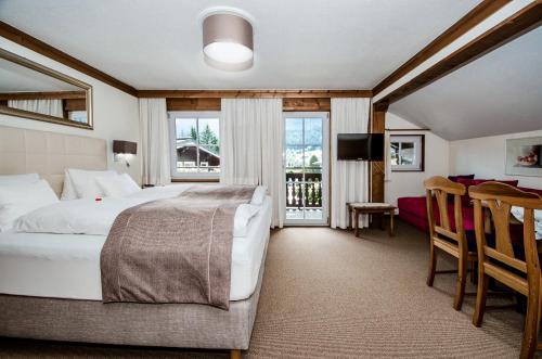 ein Hotelzimmer mit einem Bett und einem Fenster in der Unterkunft Apartments Blaickner in Neukirchen am Großvenediger