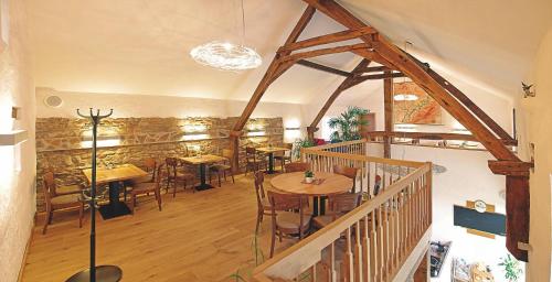 Müllisch's Hof Hotel في Dohm-Lammersdorf: مطعم فيه طاولات وكراسي في الغرفة