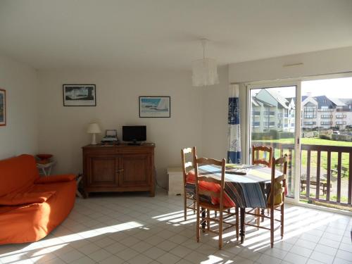 a living room with a table and chairs and a couch at REF 204 Appartement pour six personnes situé entre port Crouesty et la plage ARZON in Arzon