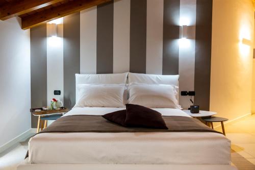 a bedroom with a large bed with a striped wall at Casa Ananda in Ferno