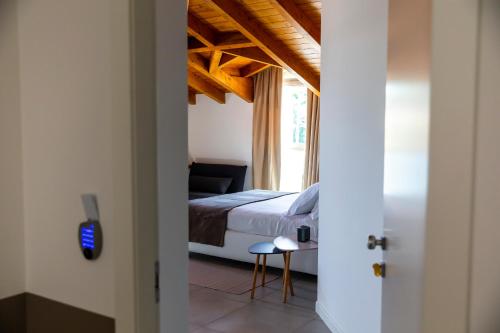 a bedroom with a bed and a table in a room at Casa Ananda in Ferno