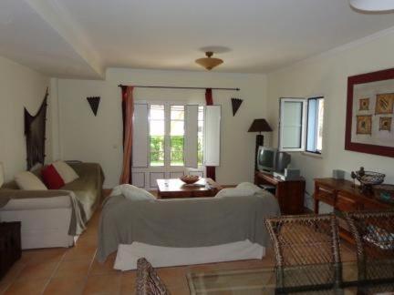 - un salon avec un lit et un canapé dans l'établissement Algarve Praia Verde, à Altura