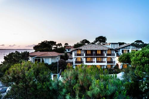 a house on the shore of a body of water at Villa du Pyla in Pyla-sur-Mer