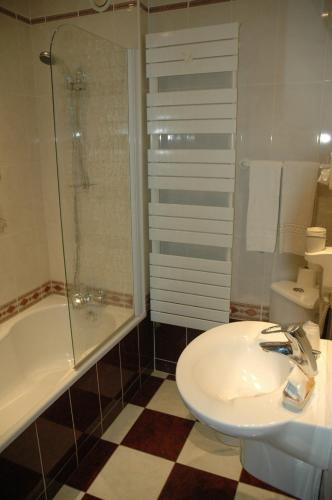 a bathroom with a sink and a shower and a toilet at Le Relais Du Marquis in Ittre