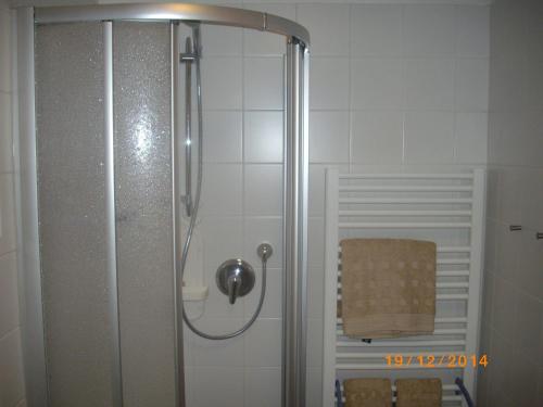 La salle de bains est pourvue d'une douche avec une porte en verre. dans l'établissement Casa Simona, à Sorafurcia
