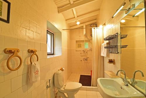 Koupelna v ubytování SaffronStays Nandanvan Estate, Kodaikanal