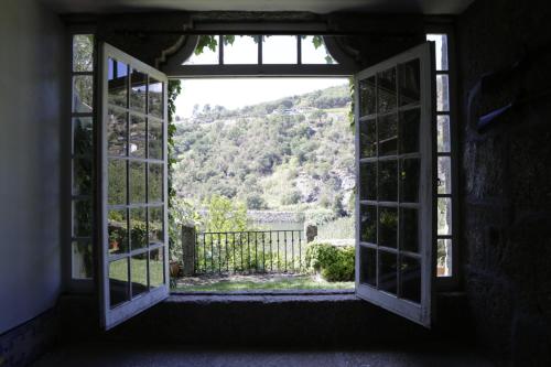 an open window with a view of a mountain at Casa da Figueira Velha in Resende