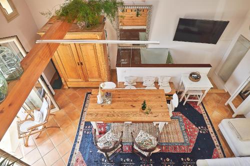 vista sul soffitto di un soggiorno con tavolo di Solemar Sicilia - Casa Olivia a Santa Flavia