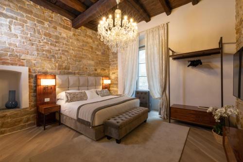 Кровать или кровати в номере Donati Luxury Tower Suites
