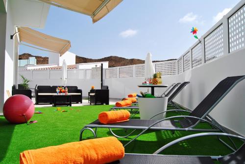 Zona de estar de Big Villa Tauro with Private Heated Saltwater Pool & Jacuzzi & BBQ & Game Room & Arcade Games