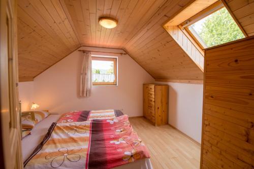 um quarto com uma cama num sótão em Ancsa Vendégház em Visegrád