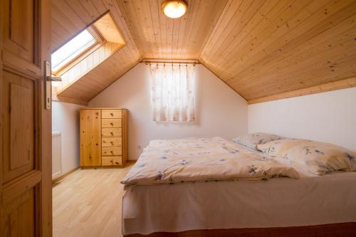 Ένα ή περισσότερα κρεβάτια σε δωμάτιο στο Ancsa Vendégház