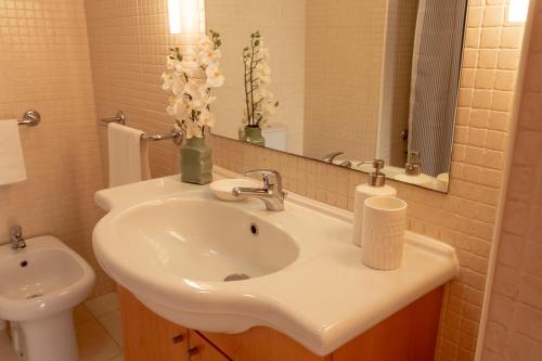 un bagno con un lavandino bianco e un water di Portus Vita Apartamento T0 Duplex a Vila Nova de Gaia