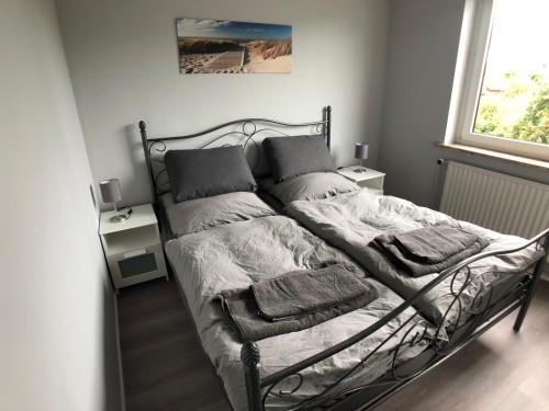a bedroom with a bed with towels on it at Sanierte 2-Zimmer Wohnung in strandnähe in Kiel