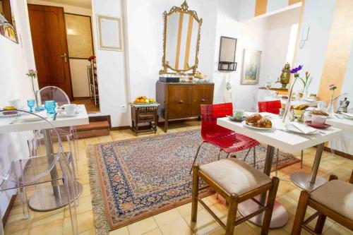 a living room with a table and red chairs at B&B PALAZZI in Florence