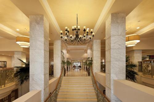 The Federal Palace Hotel and Casino tesisinde lobi veya resepsiyon alanı