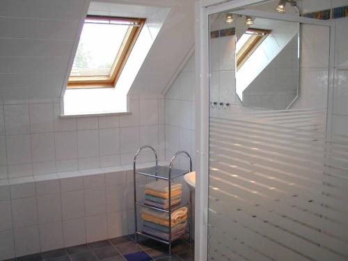 bagno con doccia e una pila di asciugamani di Ferienhaus Günztal, Fam. Botzenhart a Ellzee