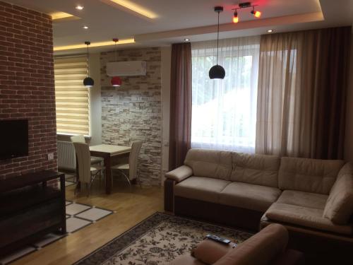 Затишні апартаменти в центрі міста في ترنوبل: غرفة معيشة مع أريكة وطاولة