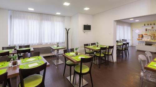 
A restaurant or other place to eat at Hotel Jadran
