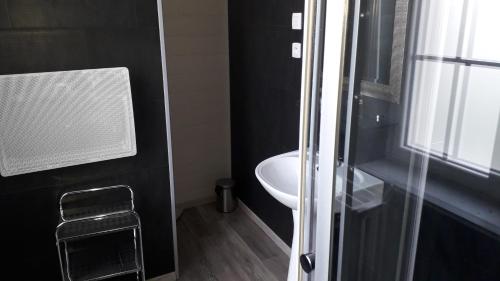 een badkamer met een witte wastafel en een toilet bij Villa Jules Verne - Chambres d'hôtes et gîte in Bernes
